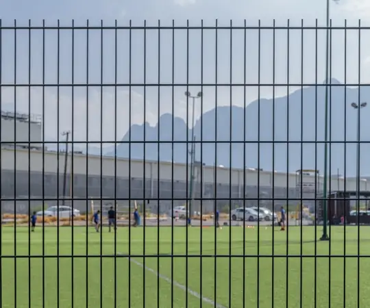 Reja Deacero Contemporanea frente a un campo deportivo