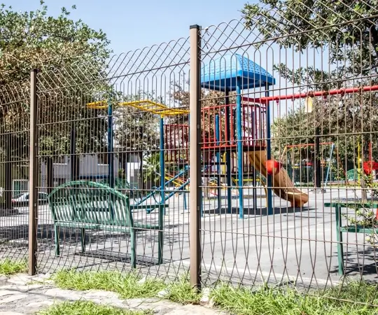 Reja Deacero Contemporanea frente a un parque con juegos infantiles