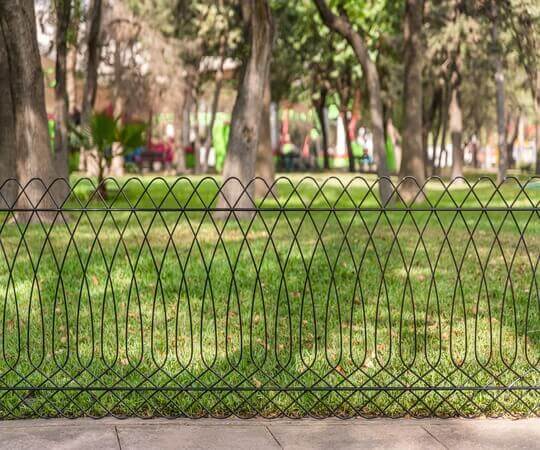 Reja Deacero Florencia frente a un parque con áreas verdes